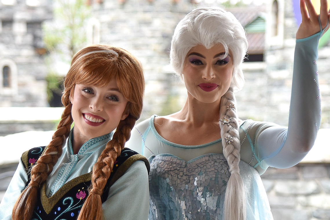 フローズンキングダム」でアナとエルサに会えた！ 愛あふれる姉妹の姿