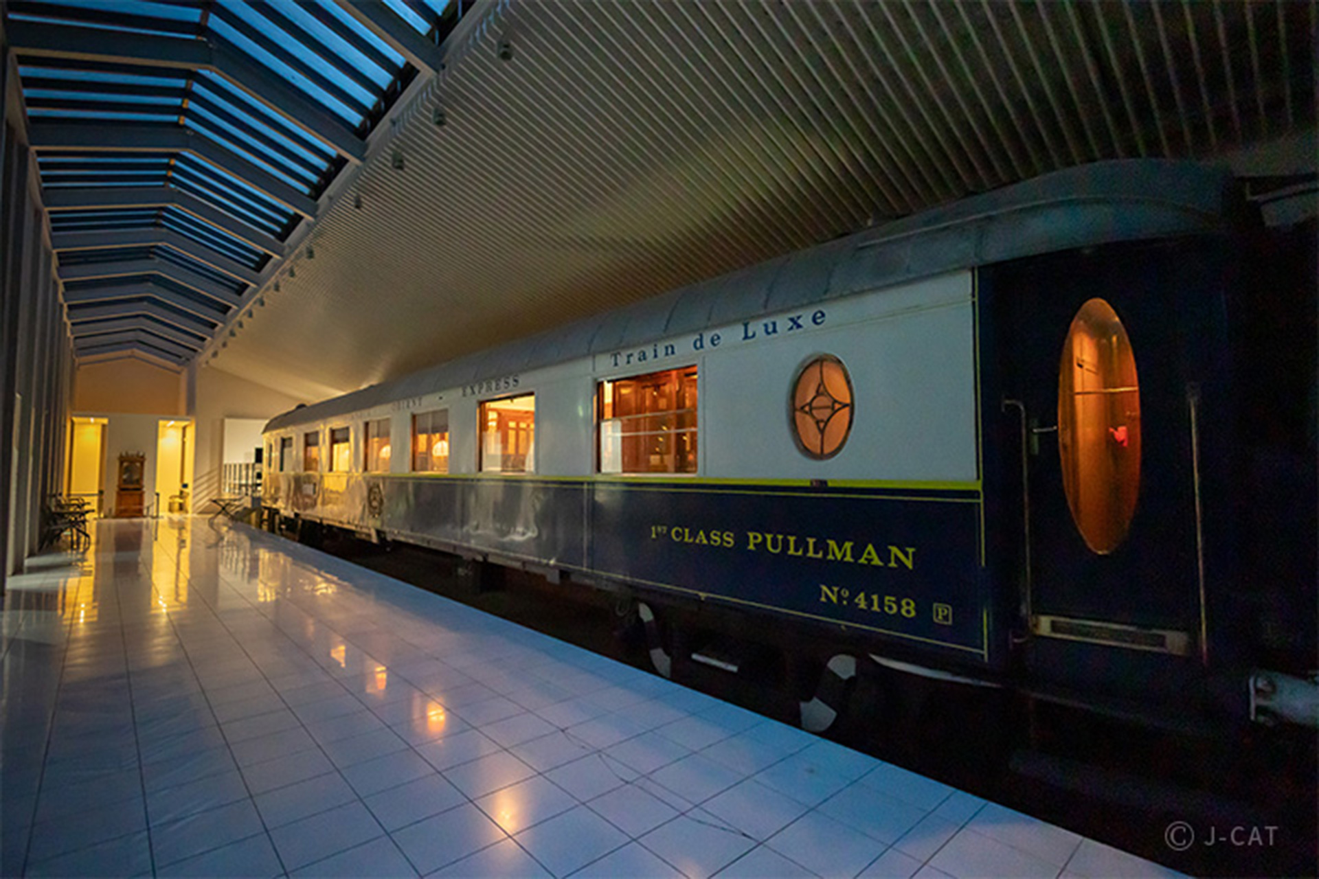 箱根エモアテラス、オリエント急行の列車内でディナーを楽しむプラン