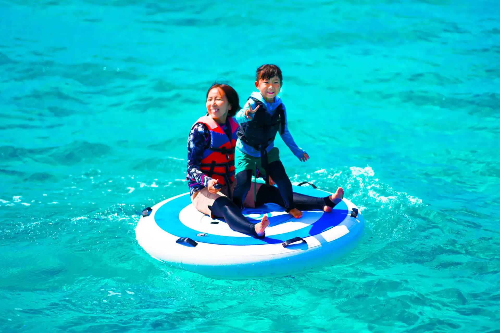 水上を歩くように360度自由に進める「Wheeebo」、沖縄の4つのホテルで