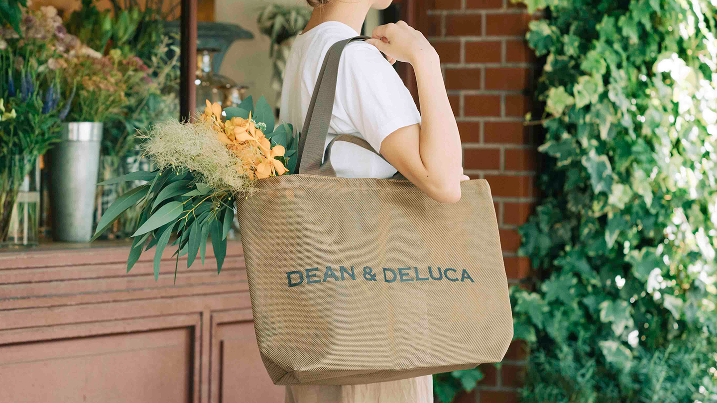 DEAN＆DELUCA、夏限定「メッシュトートバッグ ゴールド」。海や旅行にも使えるS/Lサイズ - トラベル Watch