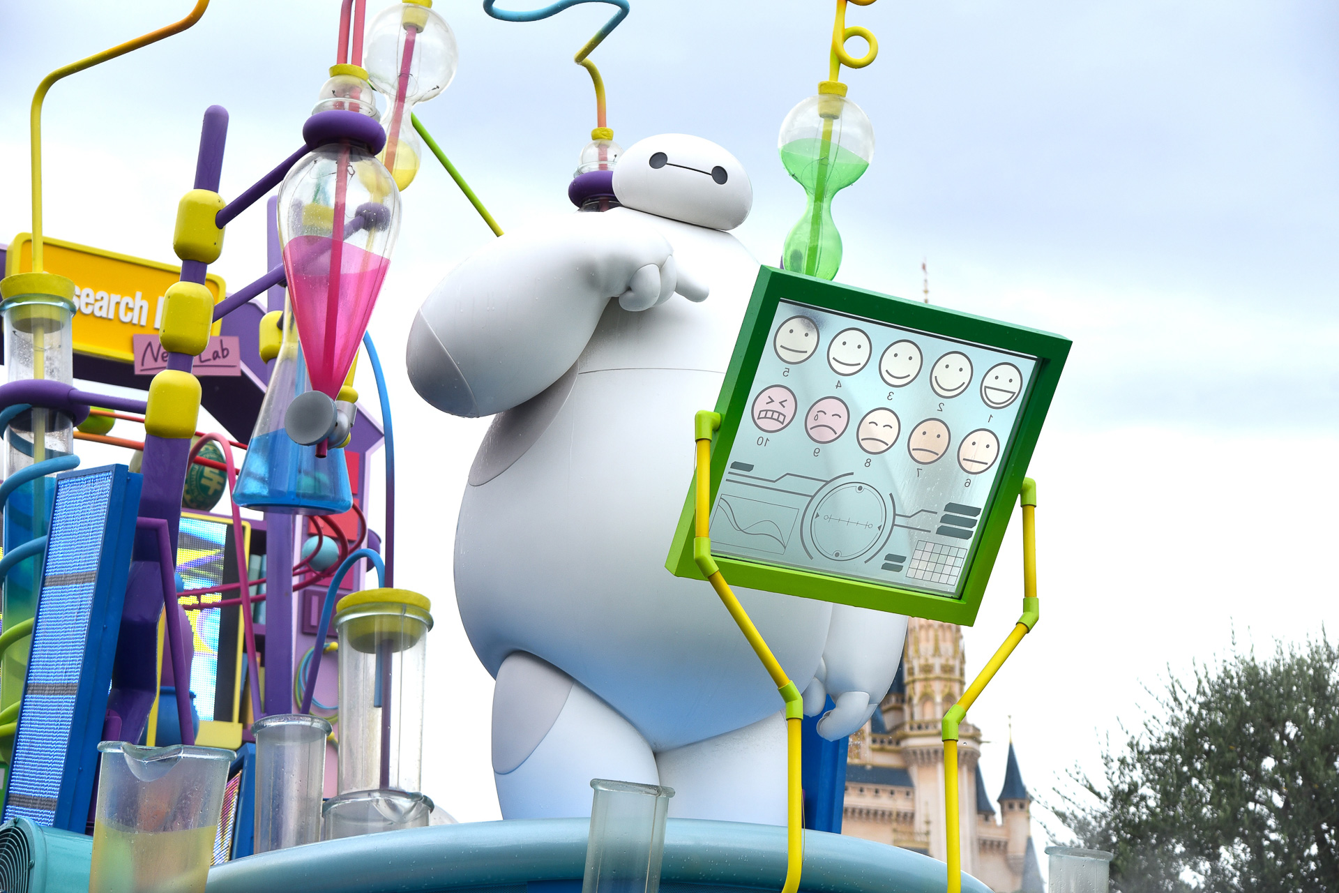 夏ディズニーはベイマックスにお任せ！ 水搭載のトレーラー追加で