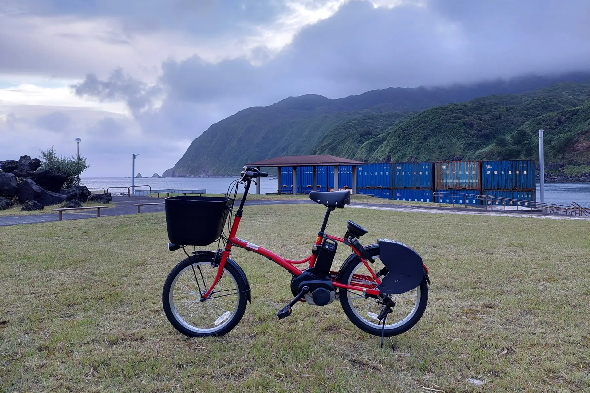 八丈島でシェアサイクルサービス。7か所のポートに電動アシスト自転車