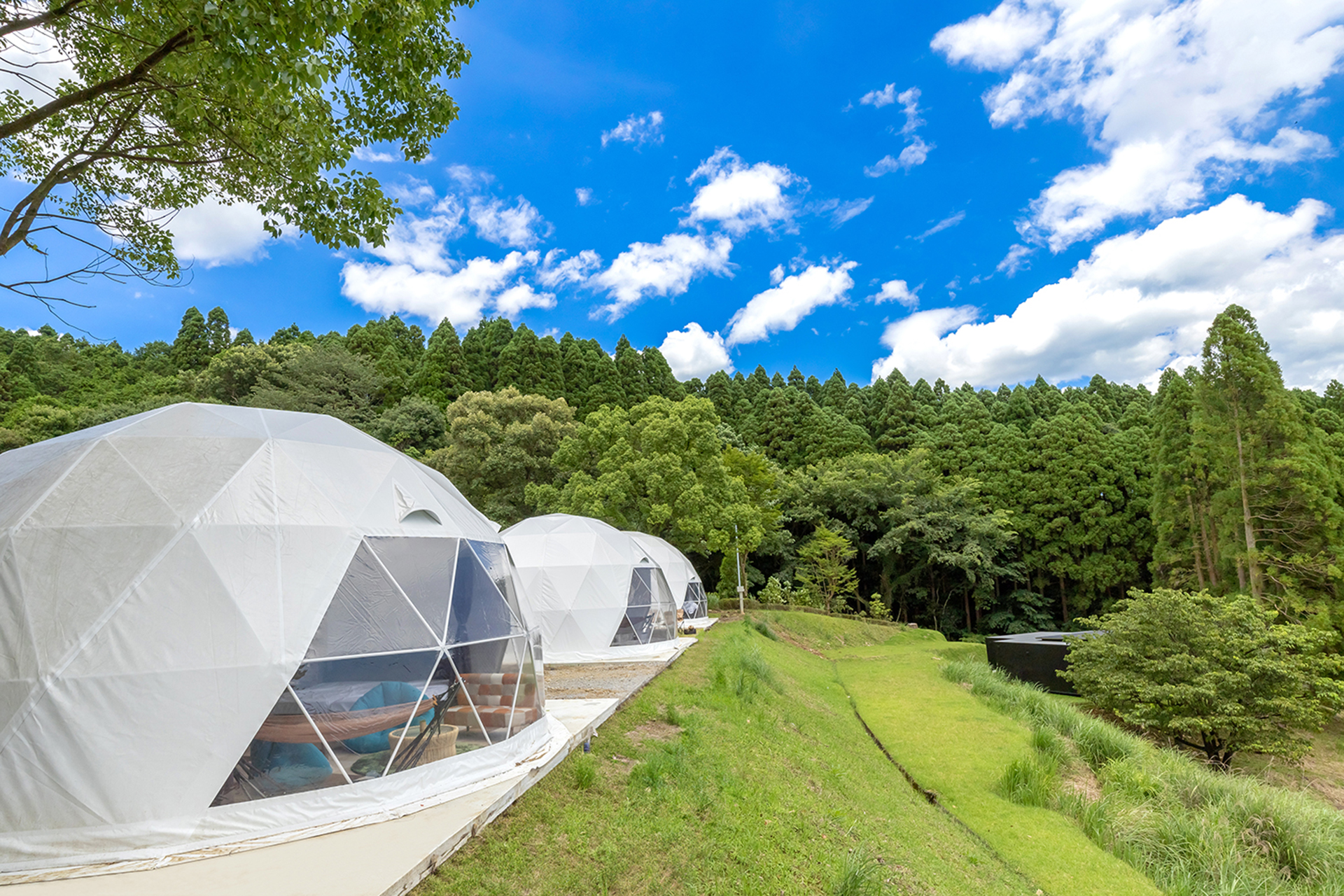 宮崎・法華嶽公園にグランピング施設。サウナ・水風呂付き客室に大型犬