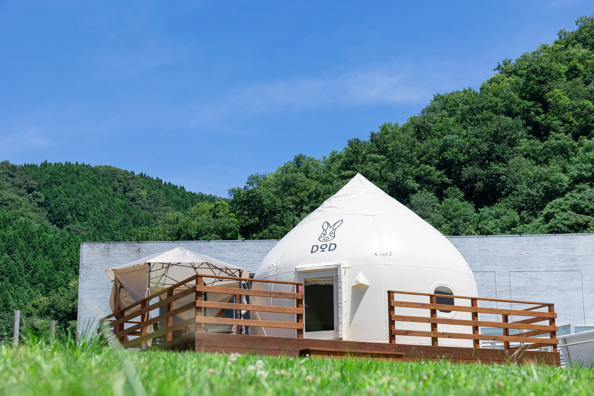 災害時に移設できる「DOD キャンプハウス」誕生。京都府南丹市、道の駅