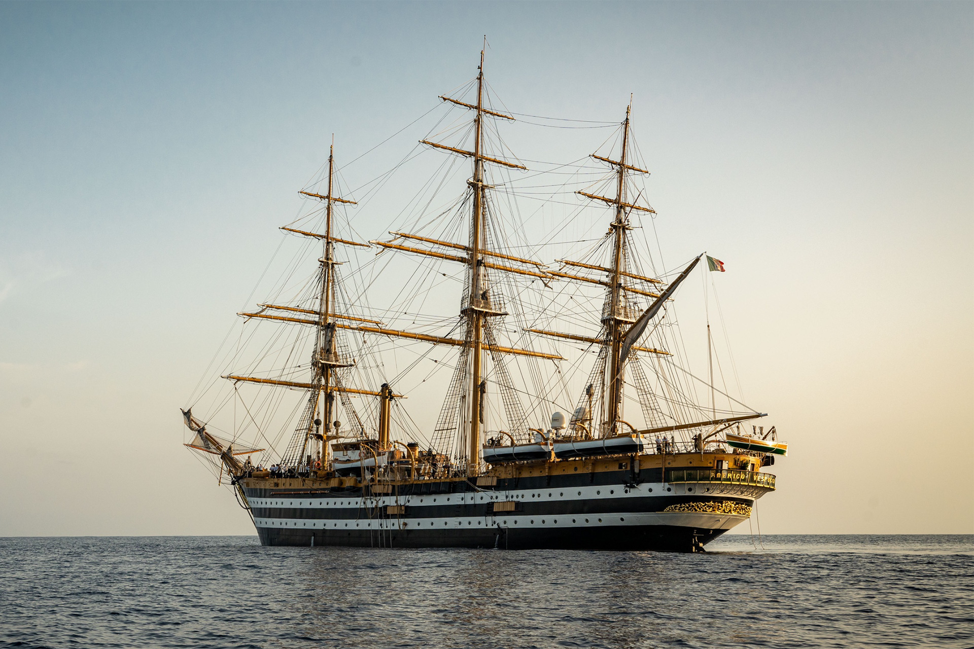 イタリアの帆船「アメリゴ・ヴェスプッチ号」、東京初入港。海軍バンド