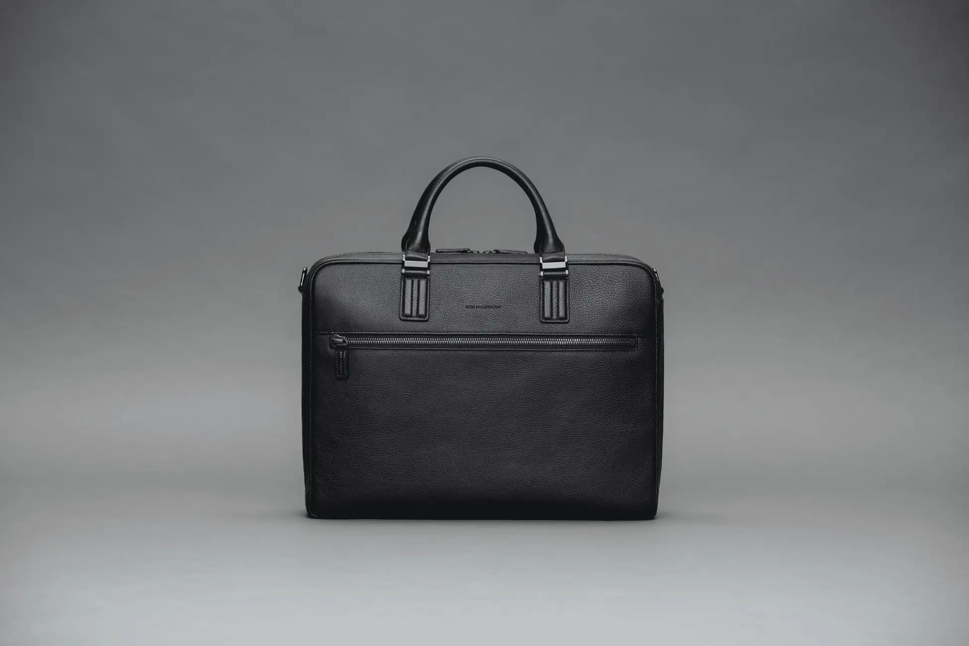 ゼロハリバートンの牛革ブリーフケース「MC Collection」。スーツ