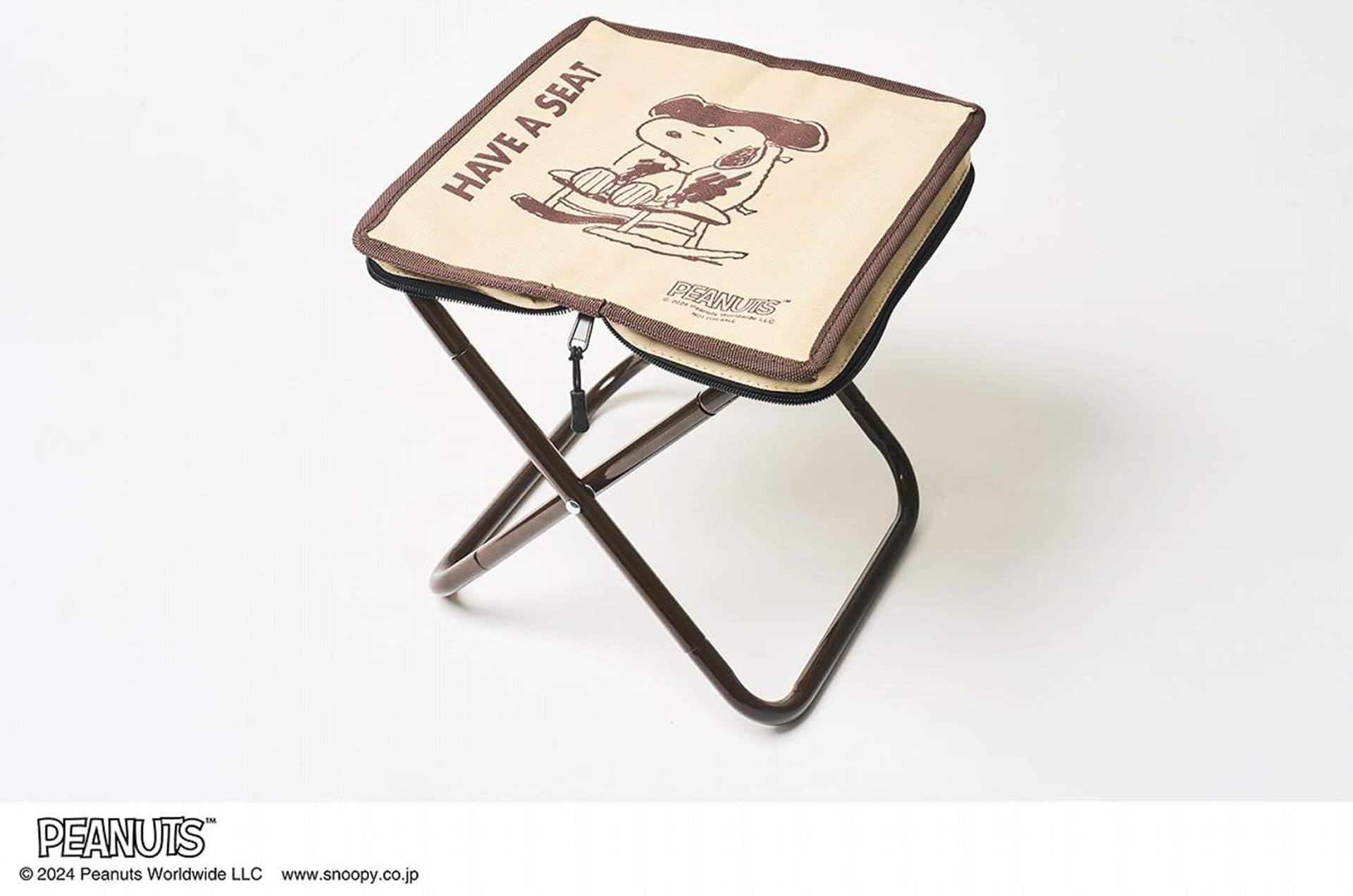 MonoMaster、11月号増刊はスヌーピーのコンパクトチェア。耐荷重80kgで