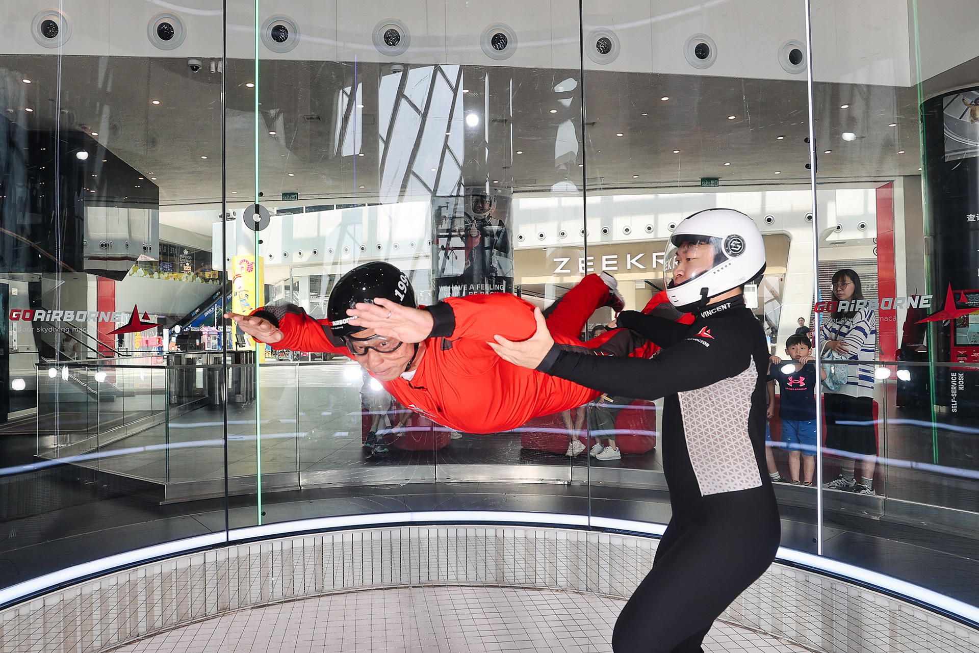 マカオでインドアスカイダイビング体験！ 1万2000フィートから自由落下
