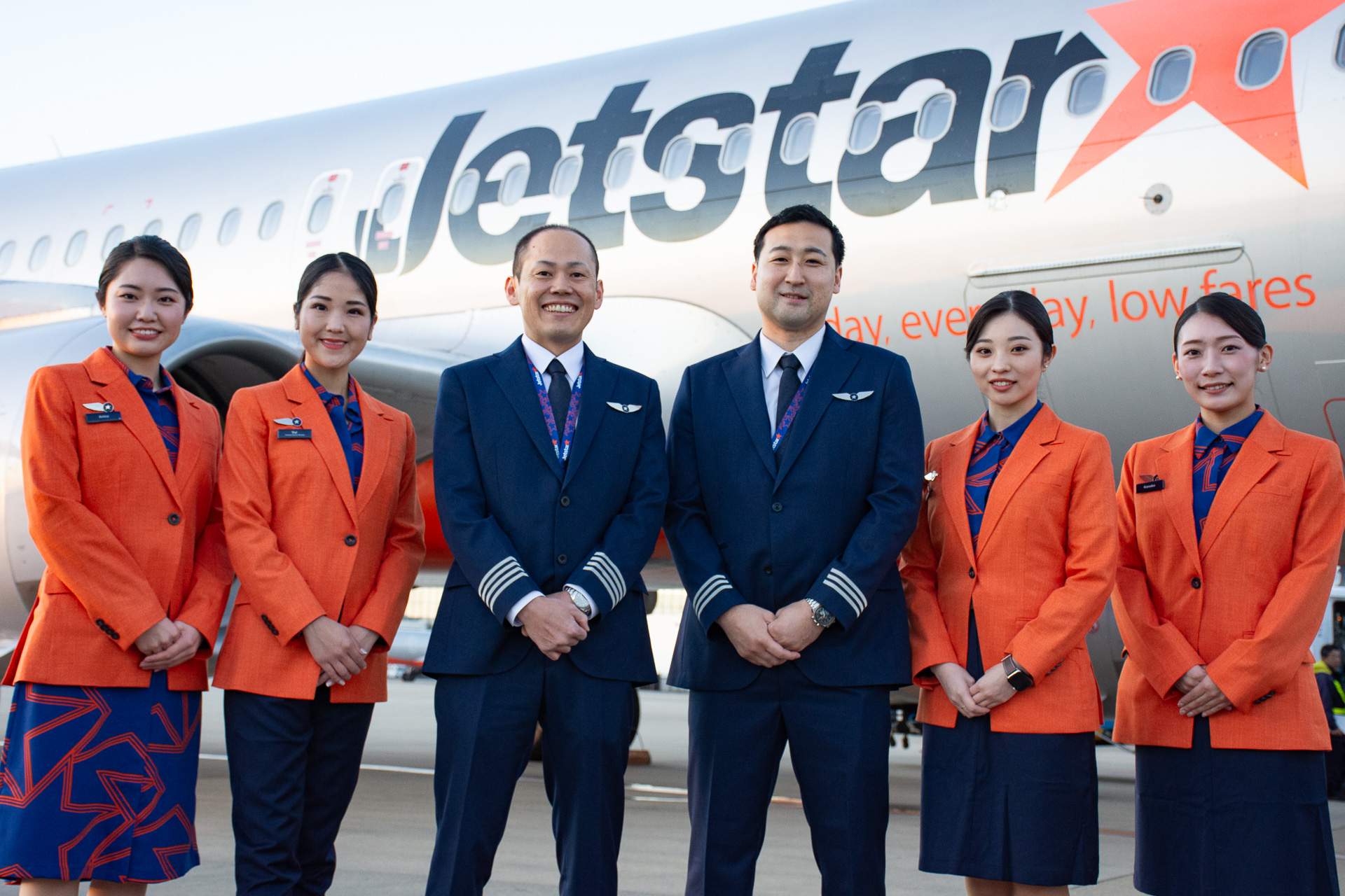ジェットスター、新制服最初の日。軽やかな素材感のオレンジ×濃紺で