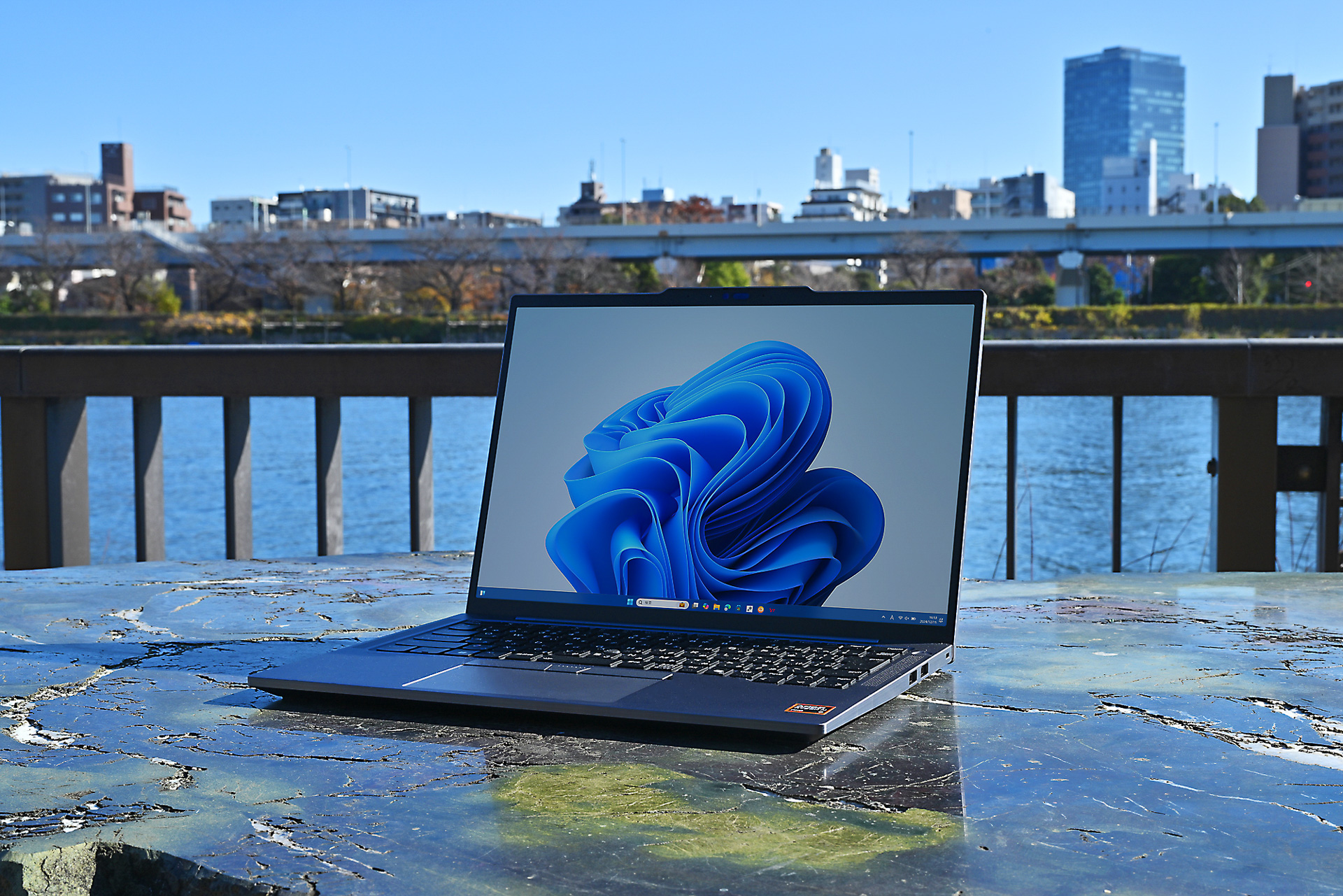 Ryzen AI PRO採用で仕事も遊びも充実のスペック！ 旅や出張のお供に