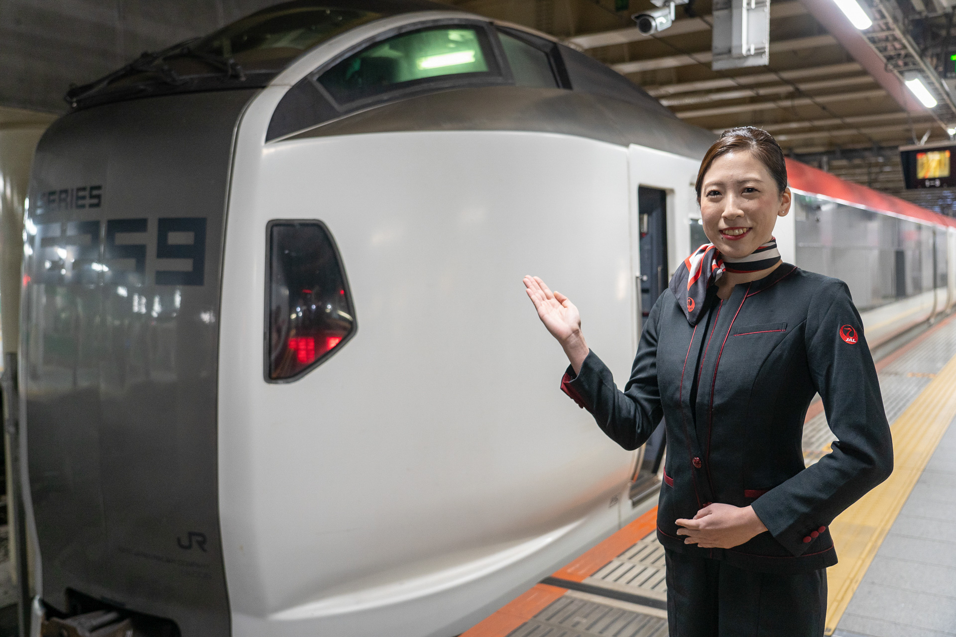 JALの客室乗務員が成田エクスプレスで機内サービス!? 車内カラーと制服