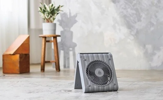 ヤマダオリジナルの折り畳み式扇風機が登場。ソーラーパネルによる充電