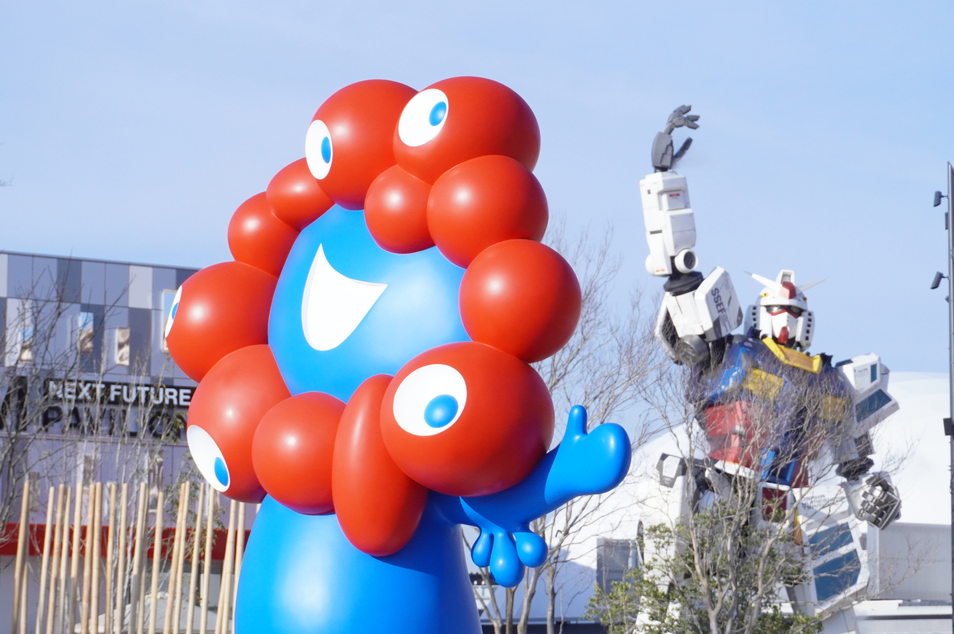 ミャクミャクと実物大ガンダムの2ショットが狙える！ 大阪・関西万博の