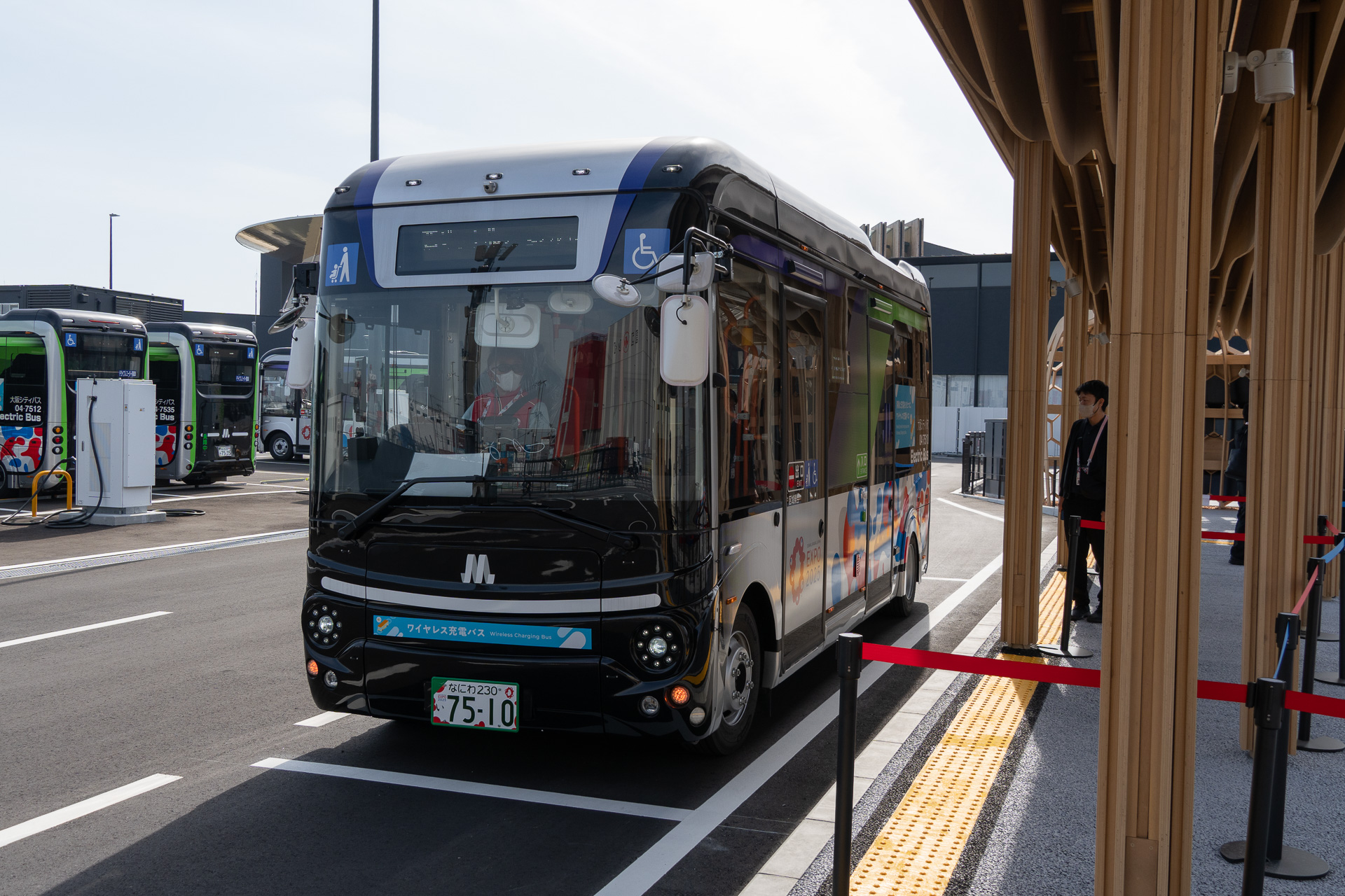 万博会場のEVバスは「自動給電」と「自動運転」の2タイプ。運転