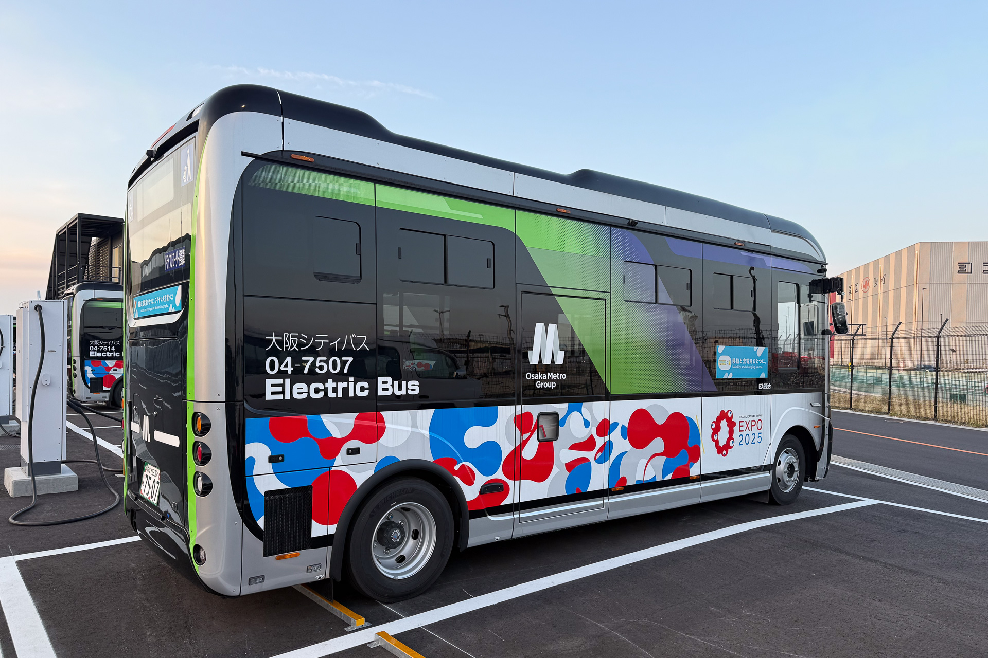 万博会場のEVバスは「自動給電」と「自動運転」の2タイプ。運転間隔は3