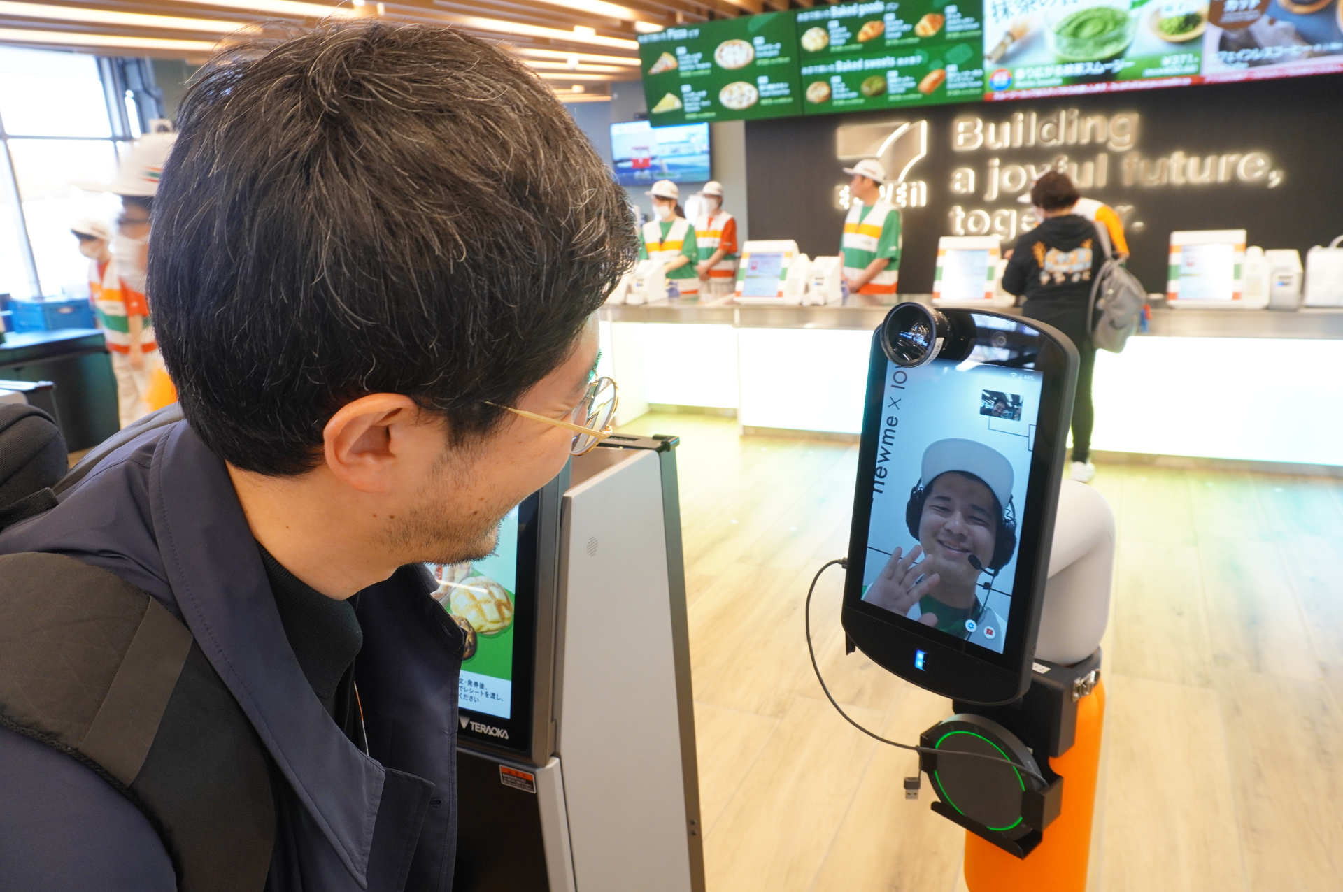 万博の未来型「セブン-イレブン」ではアバターロボットが遠隔接客
