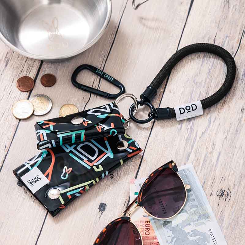 宝島社、夏レジャーに「DOD」のPVCウォレット＆コインケース。黒は