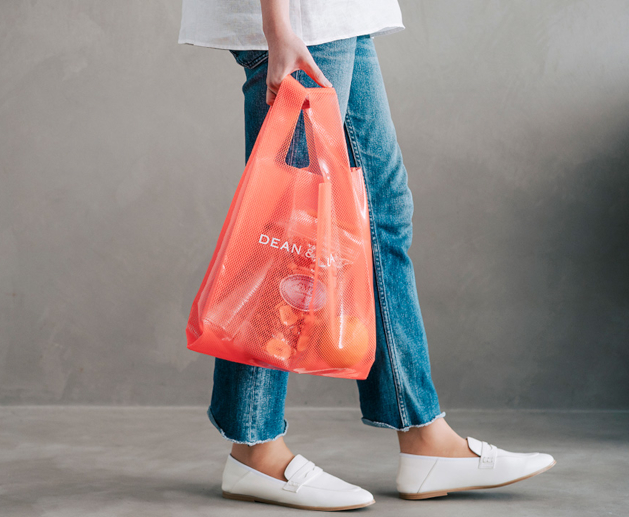 DEAN＆DELUCA、コーラルオレンジの限定ショッパー本日発売。水に強い