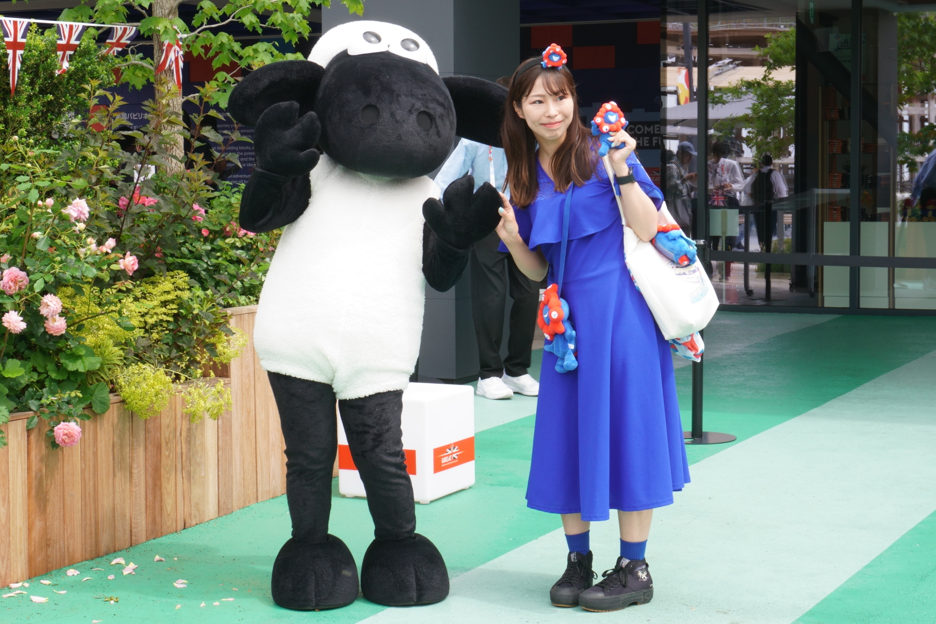 大阪・関西万博、英国パビリオン前でピーターラビット/パディントン