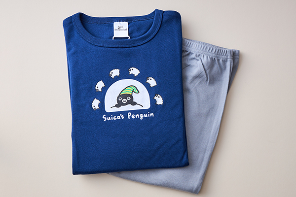 羊とくつろぐ「Suicaのペンギン」上下ウェアなど、JRE MALLで発売