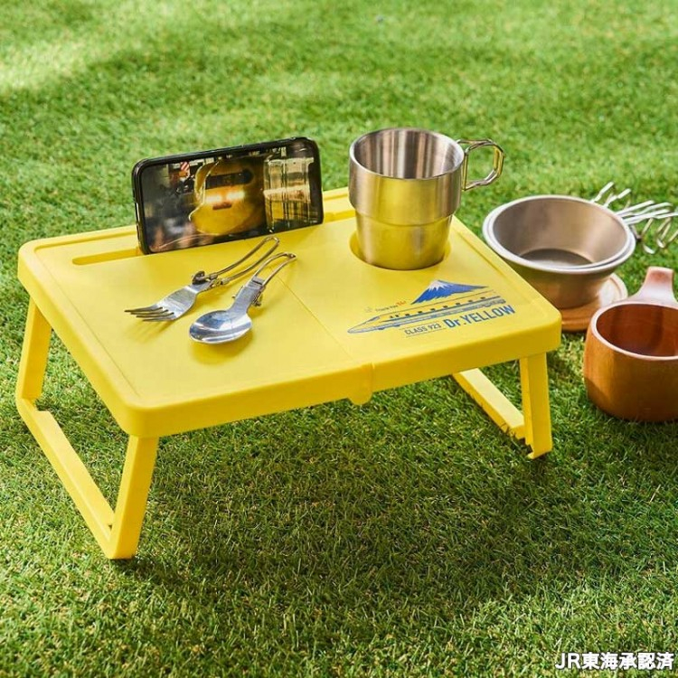 宝島社、ドクターイエローデザインの折り畳みミニテーブル。富士山を