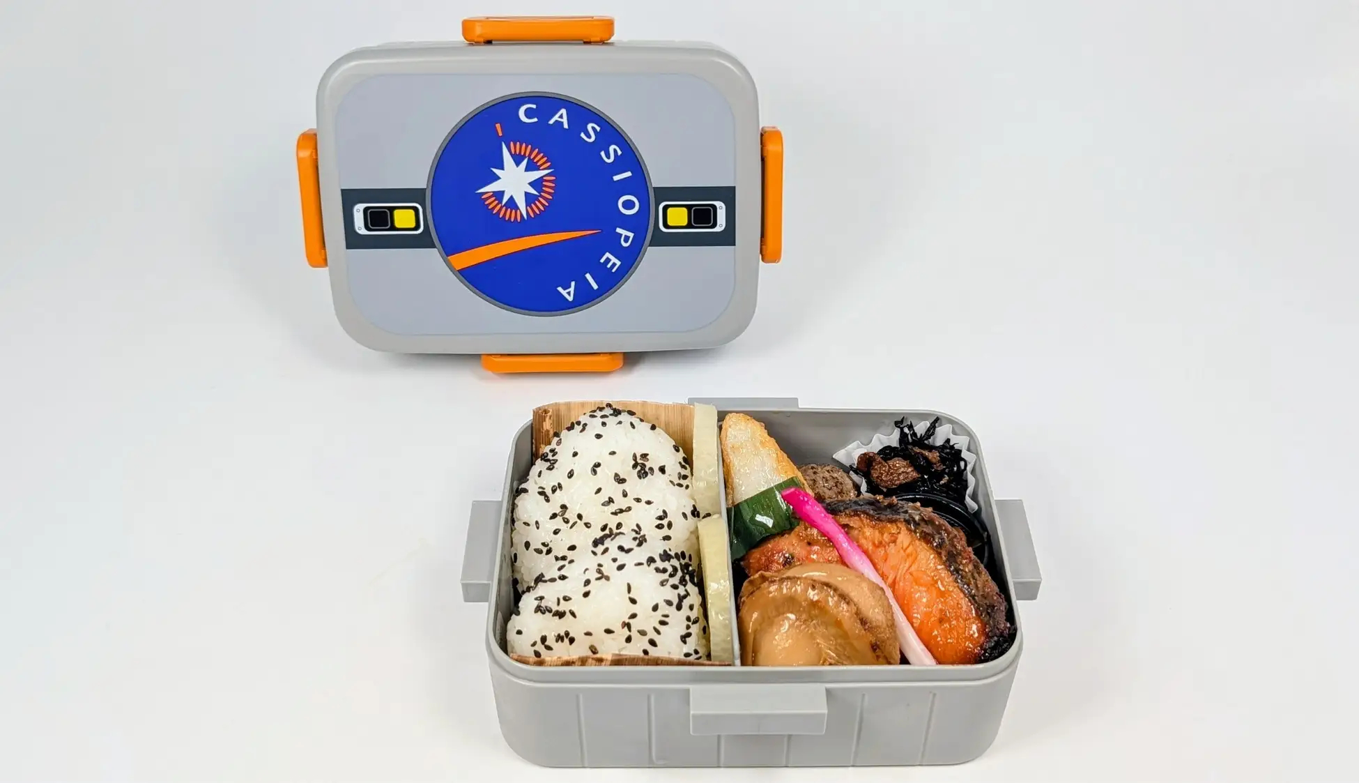 ベッドマーク弁当箱 カシオペア」ヘッドマーク弁当、首都圏のHANAGATAYAに登場。特急時代に