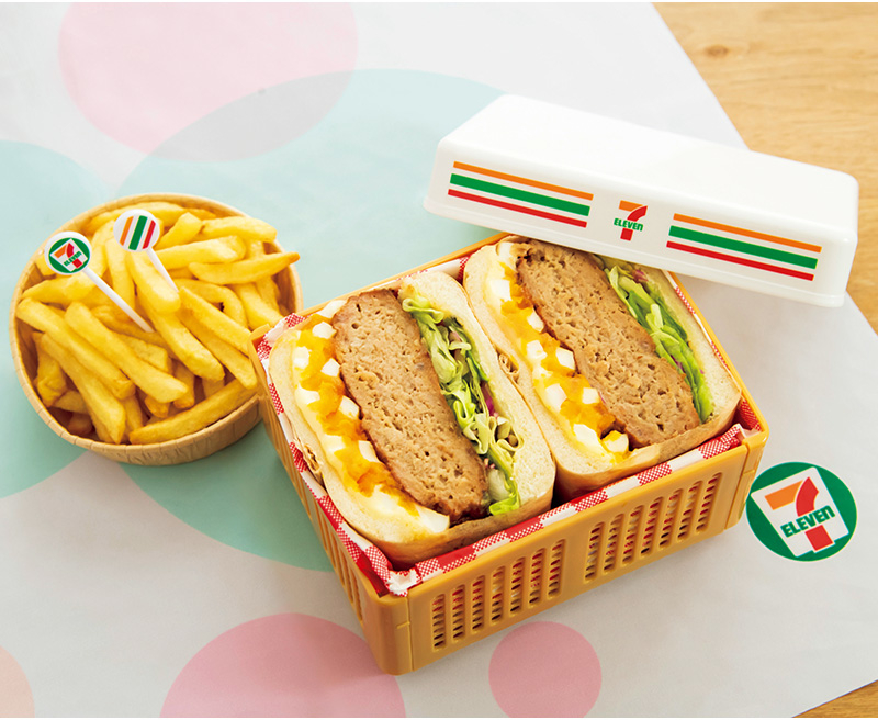 宝島社「セブン-イレブン」ランチボックス発売。容量700mL、クロス