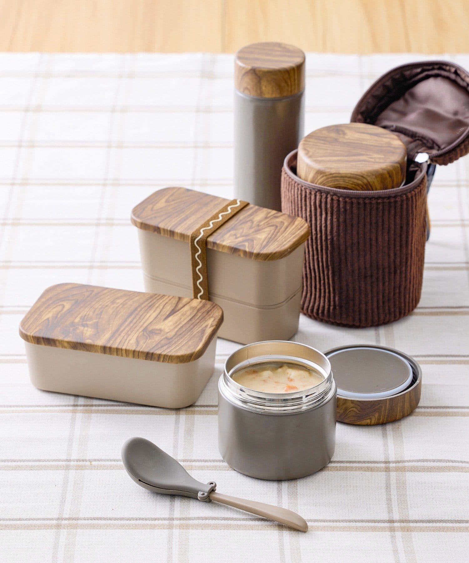 3COINS、新作ランチボックスは“木目風フタ”。スープジャーや専用バッグも同時発売 - トラベル Watch