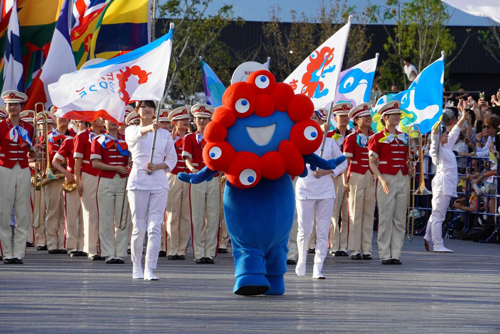 ミャクミャクがアバンギャルディと踊りまくる！ 万博閉幕日