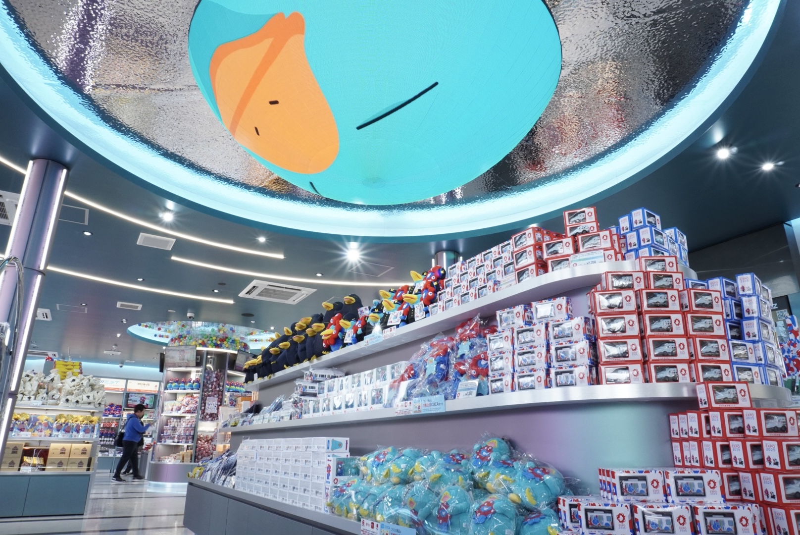 まだまだ買うぞ万博！ JR大阪駅にポップアップストアがオープン。新