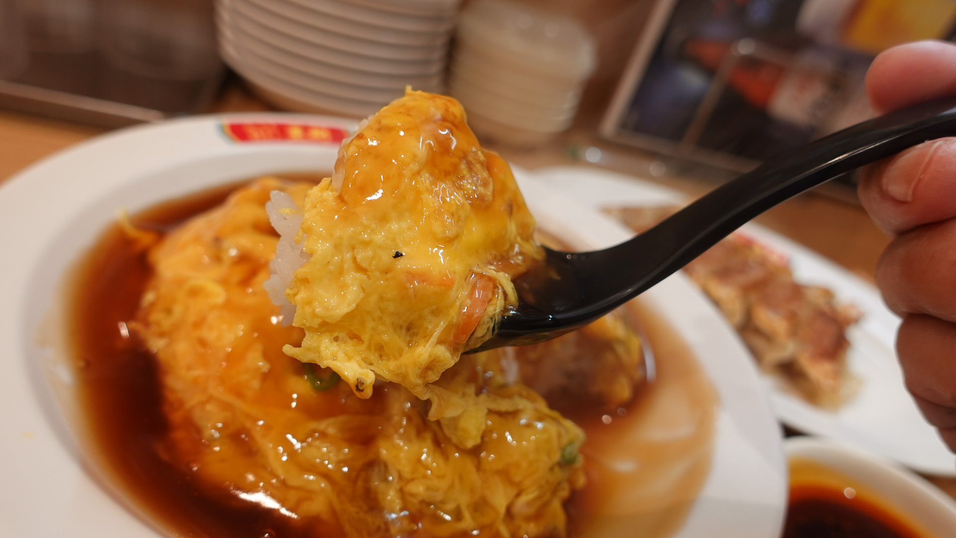 赤い看板、黒い天津飯……違う“王将”だけど縁あり？ 「鹿児島王将」を