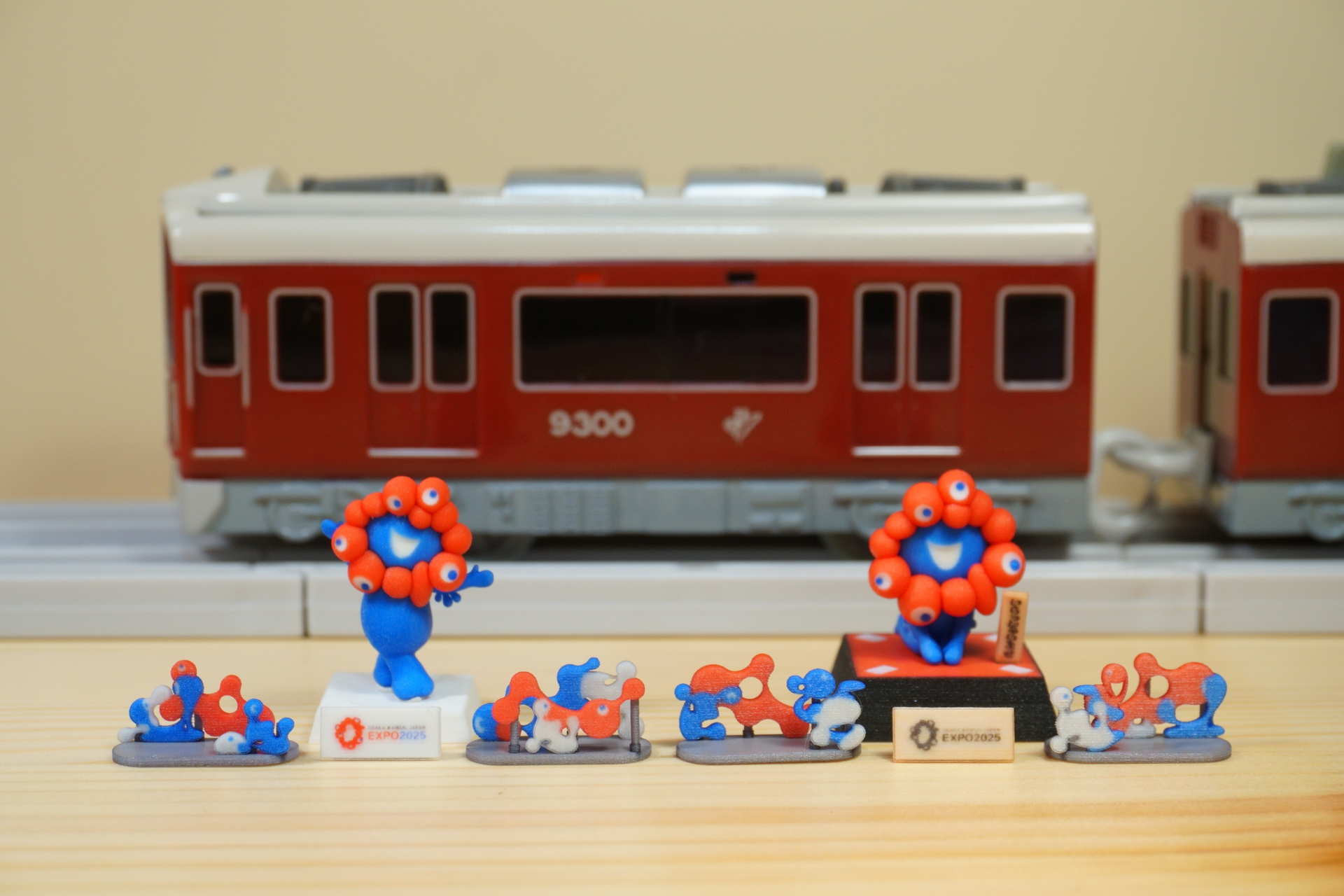 関西万博 ミャクミャク 電車 フィギュア セット EXPO 世界最小のミャクミャク像フィギュアでおうち万博を楽しんでみた。こ