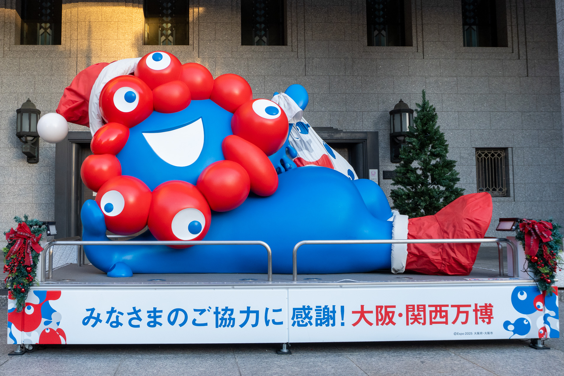 ねそべりミャクミャク像、大阪市役所から南港ATCへの移設決定。記念