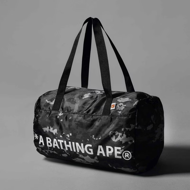 BAPE ボストンバッグ 大容量 ブラック・グレー迷彩 付録は「A BATHING APE」大容量＆キャリーオン仕様のボストンバッグ