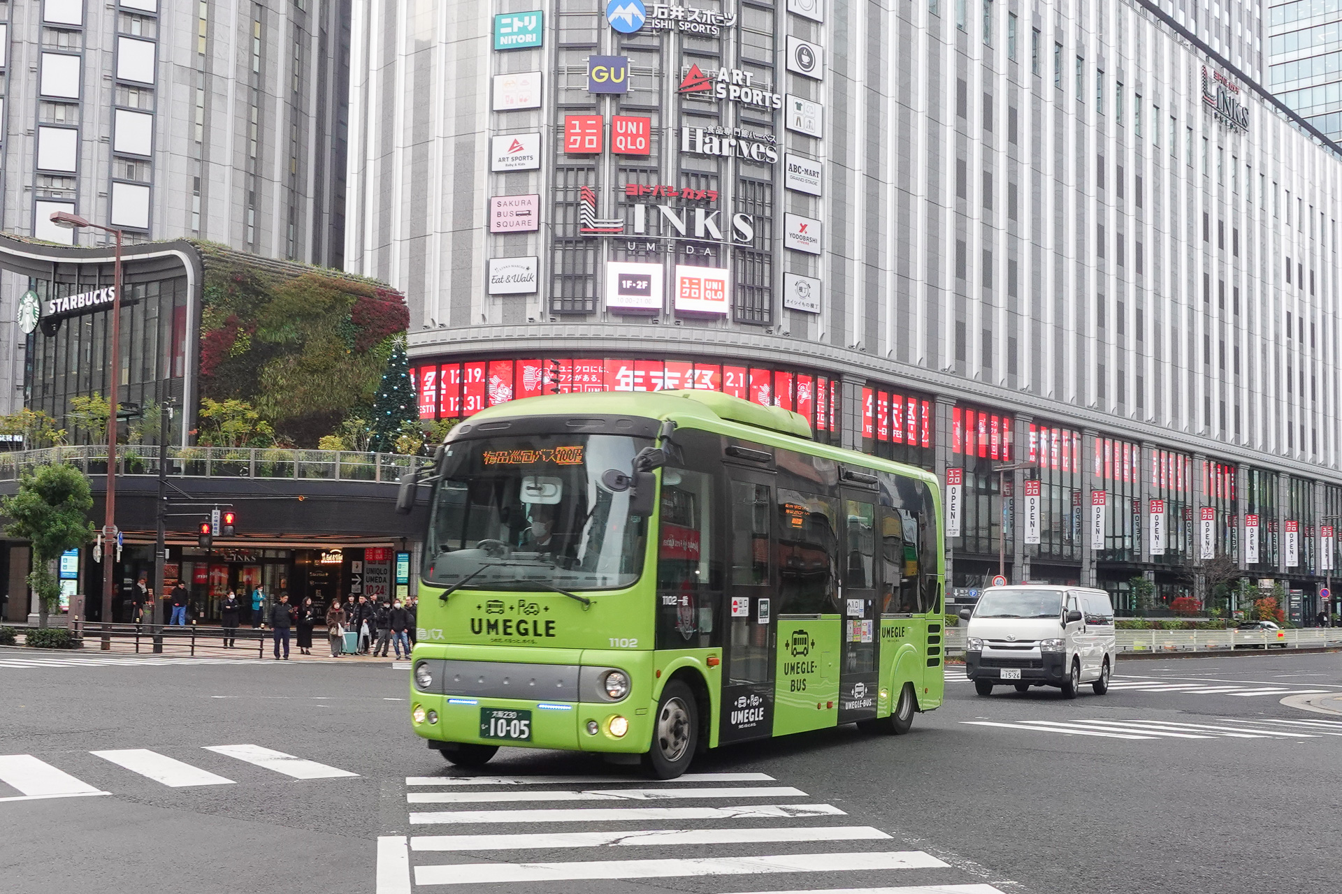 かつては「バス経営の優等生」。梅田のド真んなかを100円で走る「う