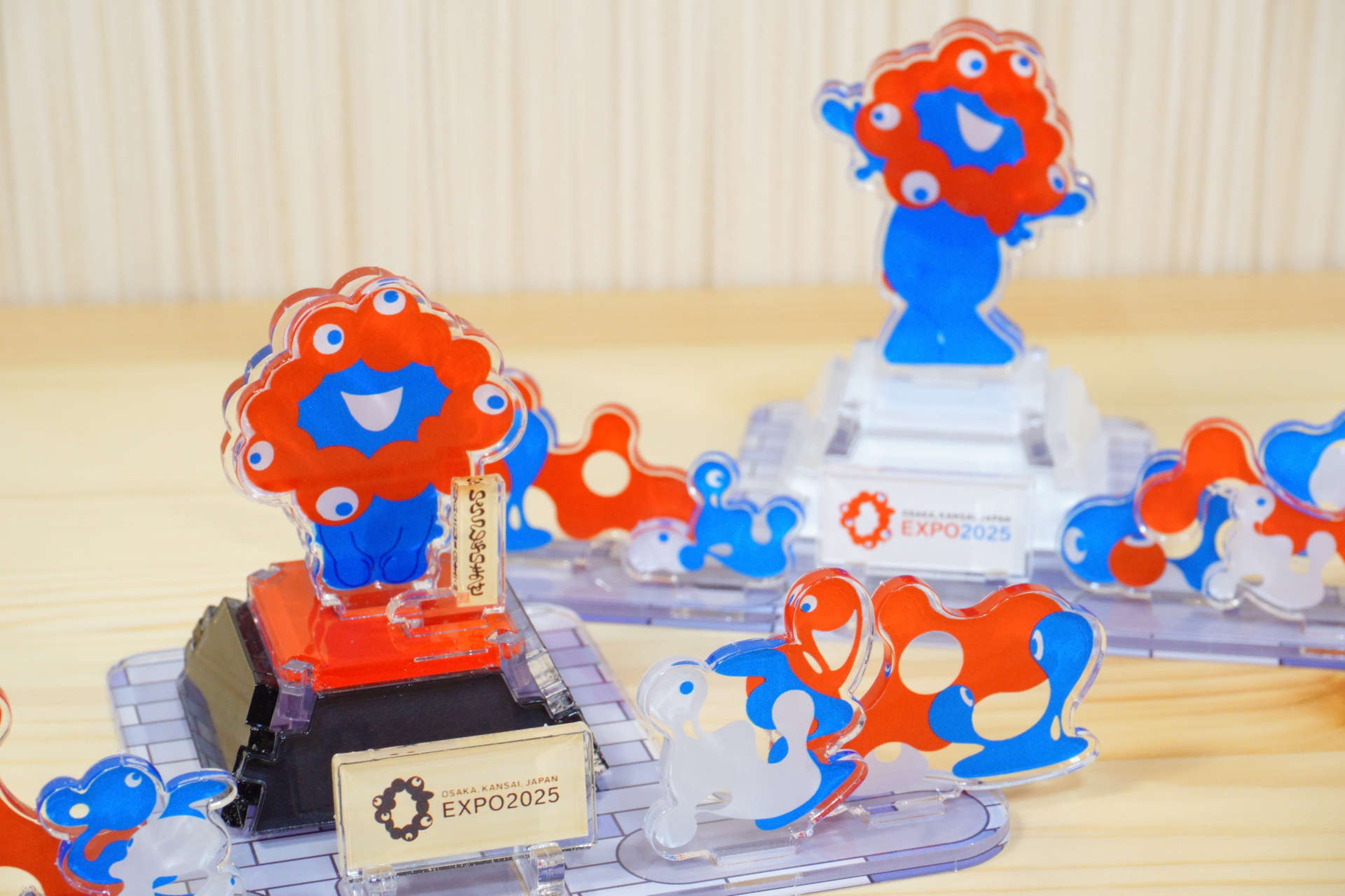 ミャクミャク推し必見！ 万博の東西ゲートを再現したアクリルスタンド