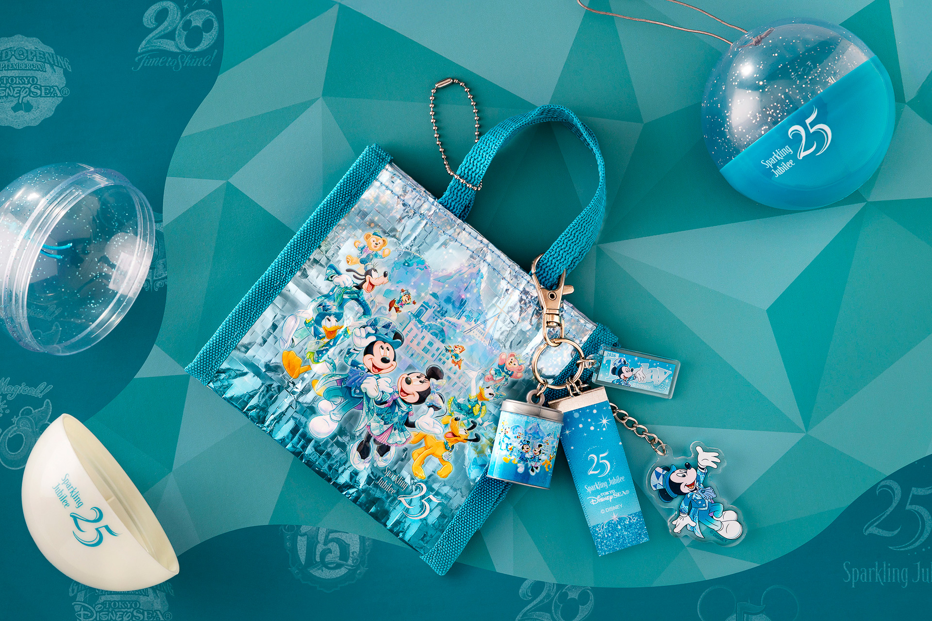 東京ディズニーシー、25周年限定のカプセルトイ発売決定。周年アートの