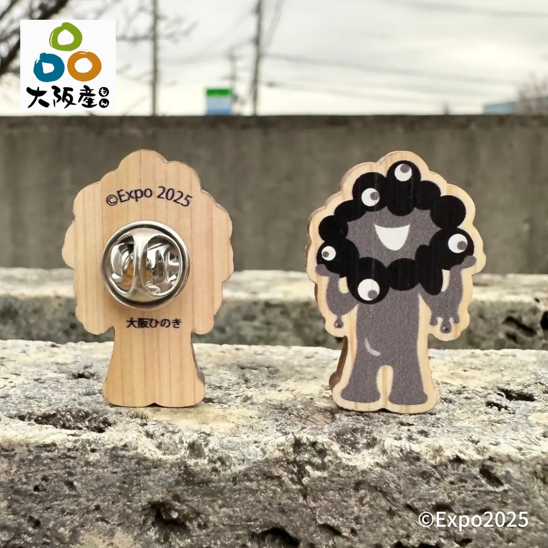 黒ミャクミャク木製バッチ」発売。大阪府産ひのき使用、完売していた