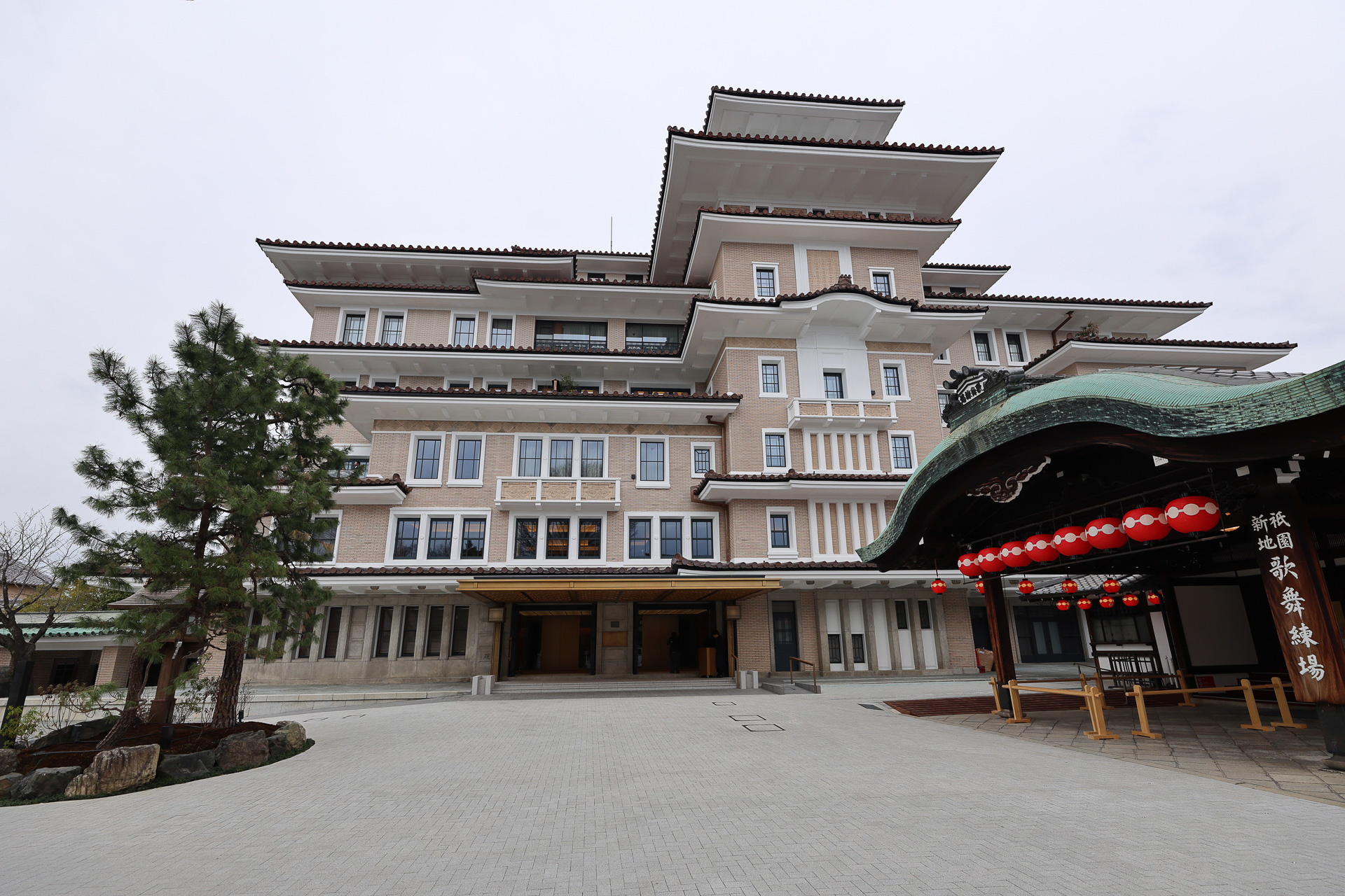 祇園の中心に全55室のラグジュアリーホテルが開業。弥栄会館を一部保存 