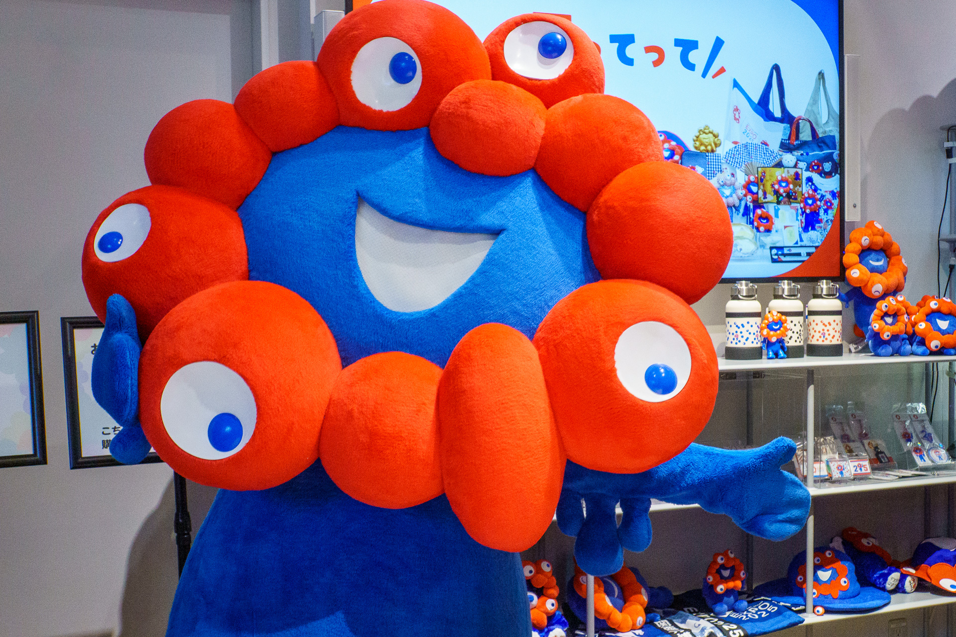 ミャクミャク・こみゃくは“みんなのもの”へ。個人の二次創作を公認、春 