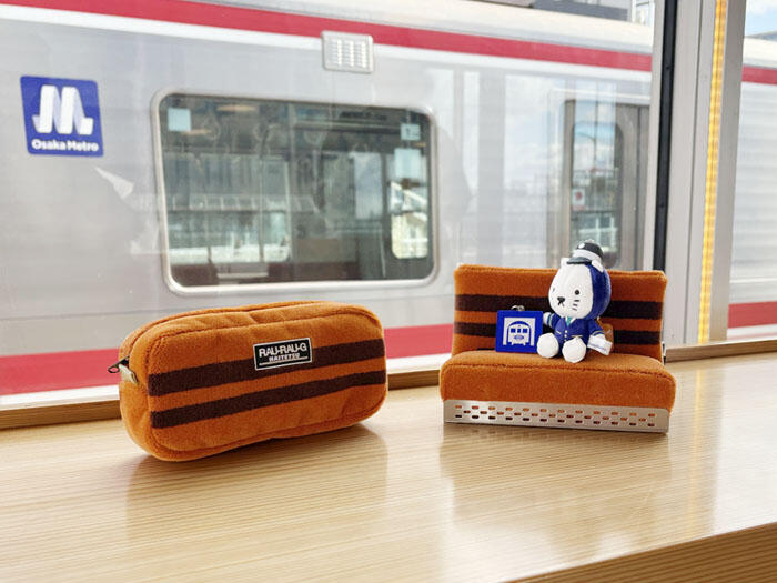 限定 大阪メトロ　ロングシート型スマホスタンド　Osaka Metro　モケット 大阪メトロ、地下鉄車両の座席シートを再現したスマホスタンド