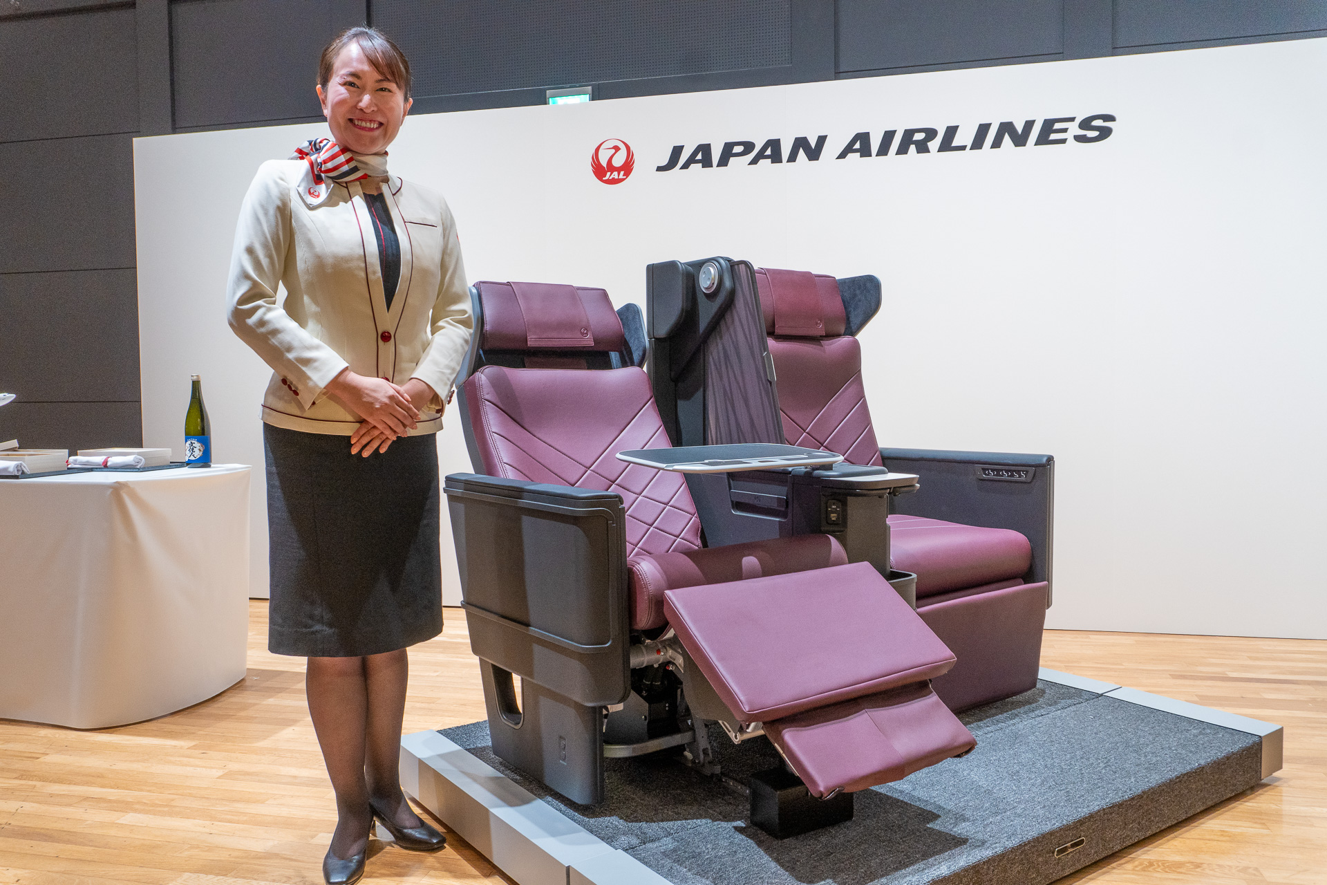 JAL、27年度から導入の国内線新シート公開。短距離路線で初の