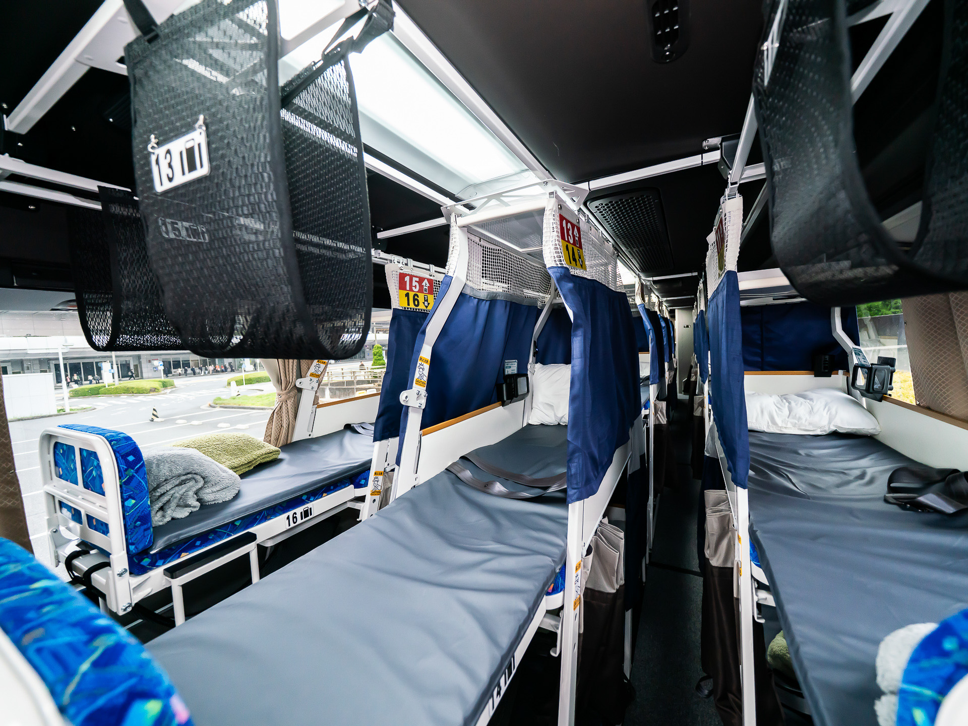 フルフラットシートの夜行高速バス「フラットン」新車両お披露目。実際に首都高を寝ながら乗ってみた。その寝心地は？