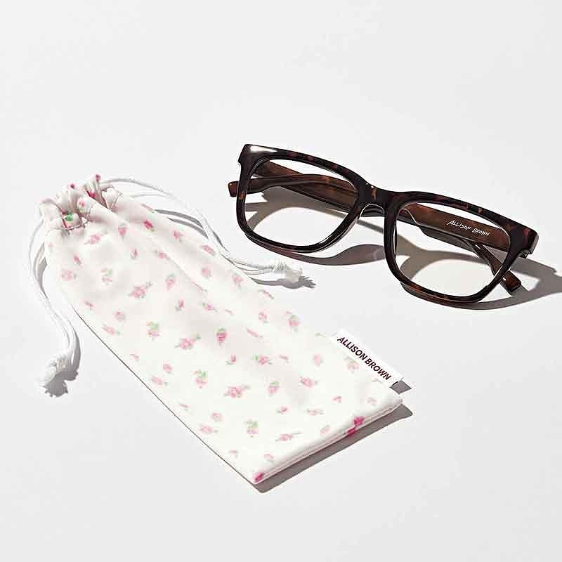付録は「ALLISON BROWN」の調光サングラス＆巾着ケース。sweet 6月号