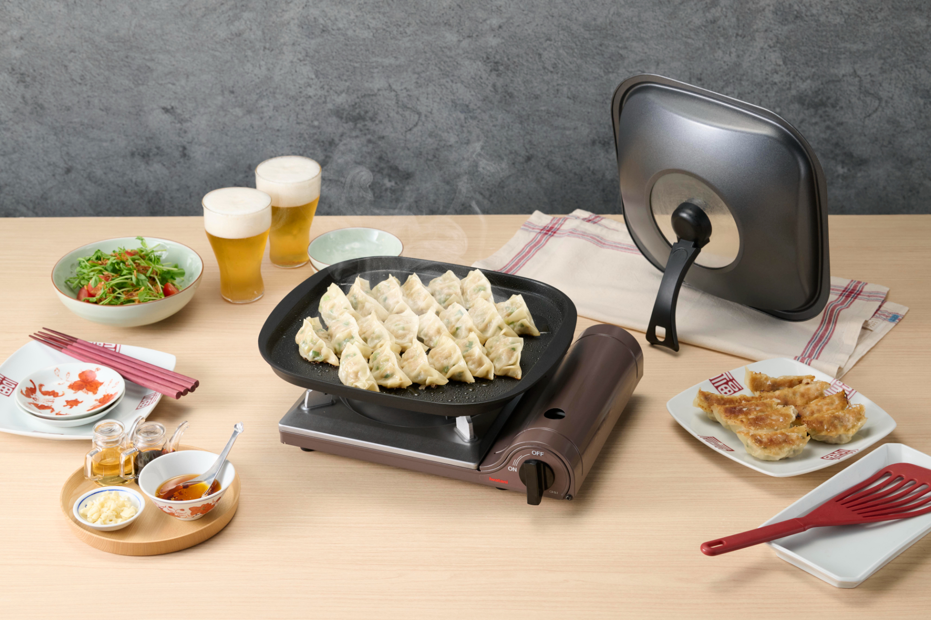 イワタニ、カセットコンロで餃子が焼ける「専用プレート」と「蒸し焼き