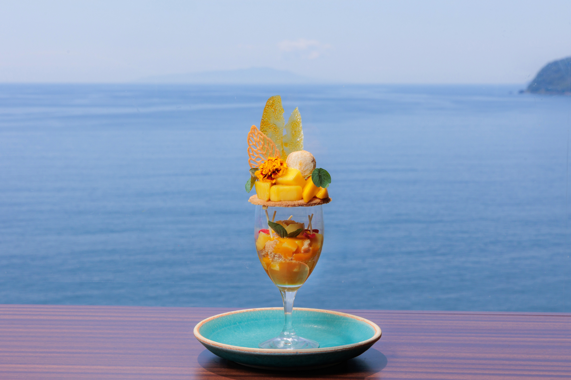 夏限定パフェが登場！絶景カフェで楽しむ