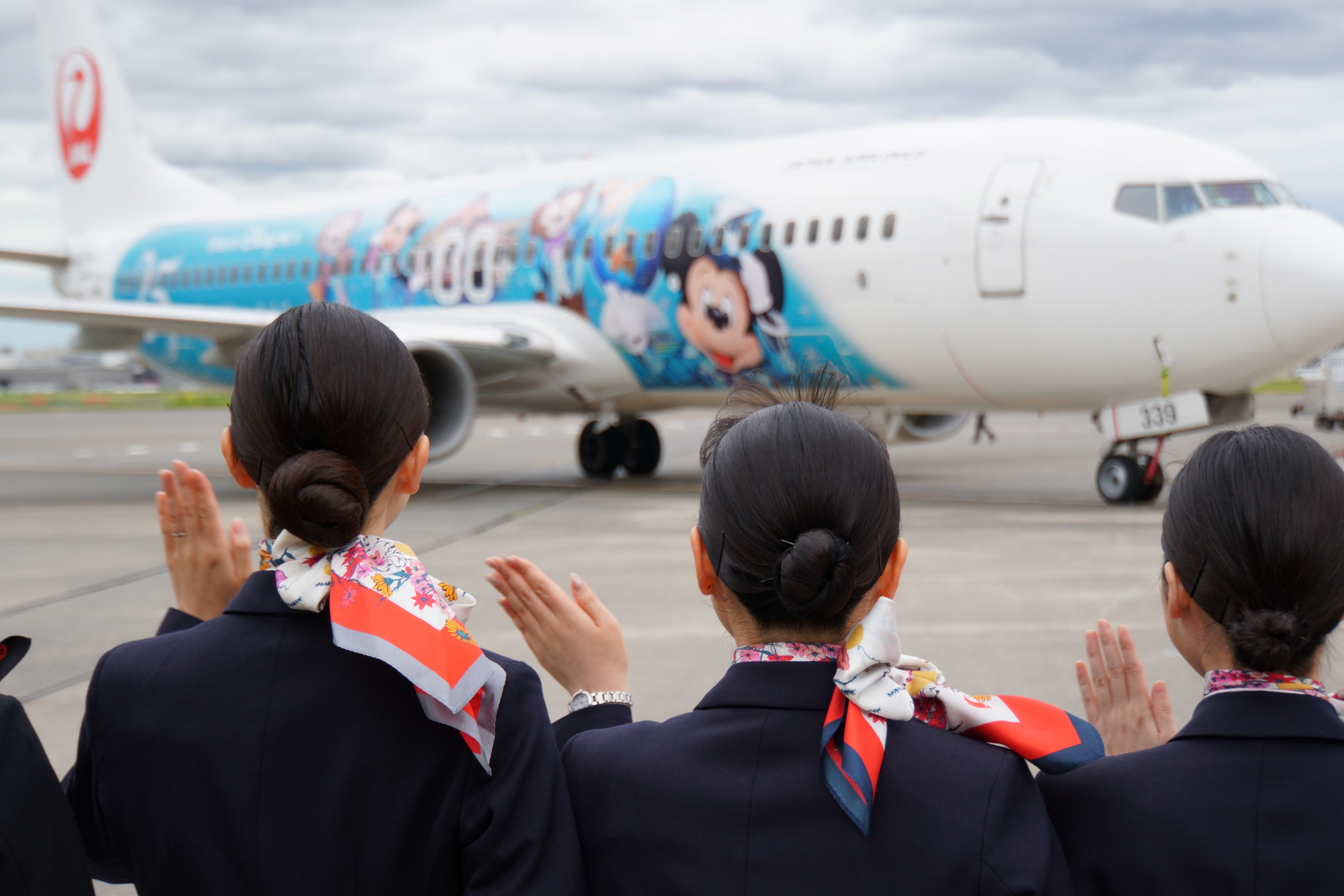 JALディズニーシー25周年の特別塗装機が熊本へ出発！ 初便は横断幕を