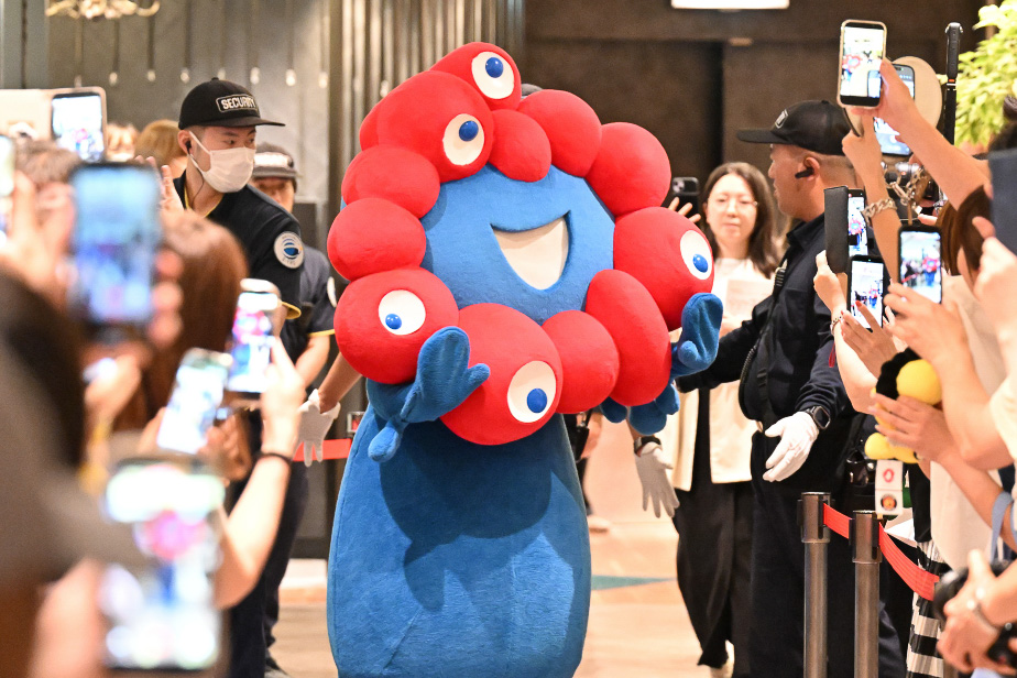 ミャクミャクタイガース、ツーショット撮影会も実施したグッズ販売初日