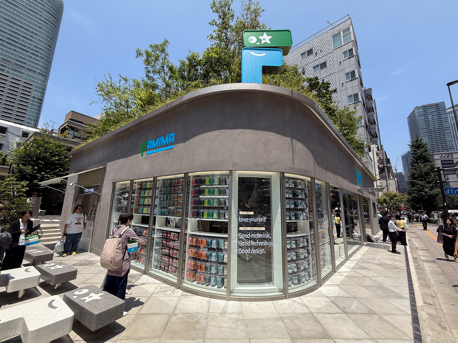コンビニウェア勢揃い・試着室完備のファミマ旗艦店「FAMIMA PARK