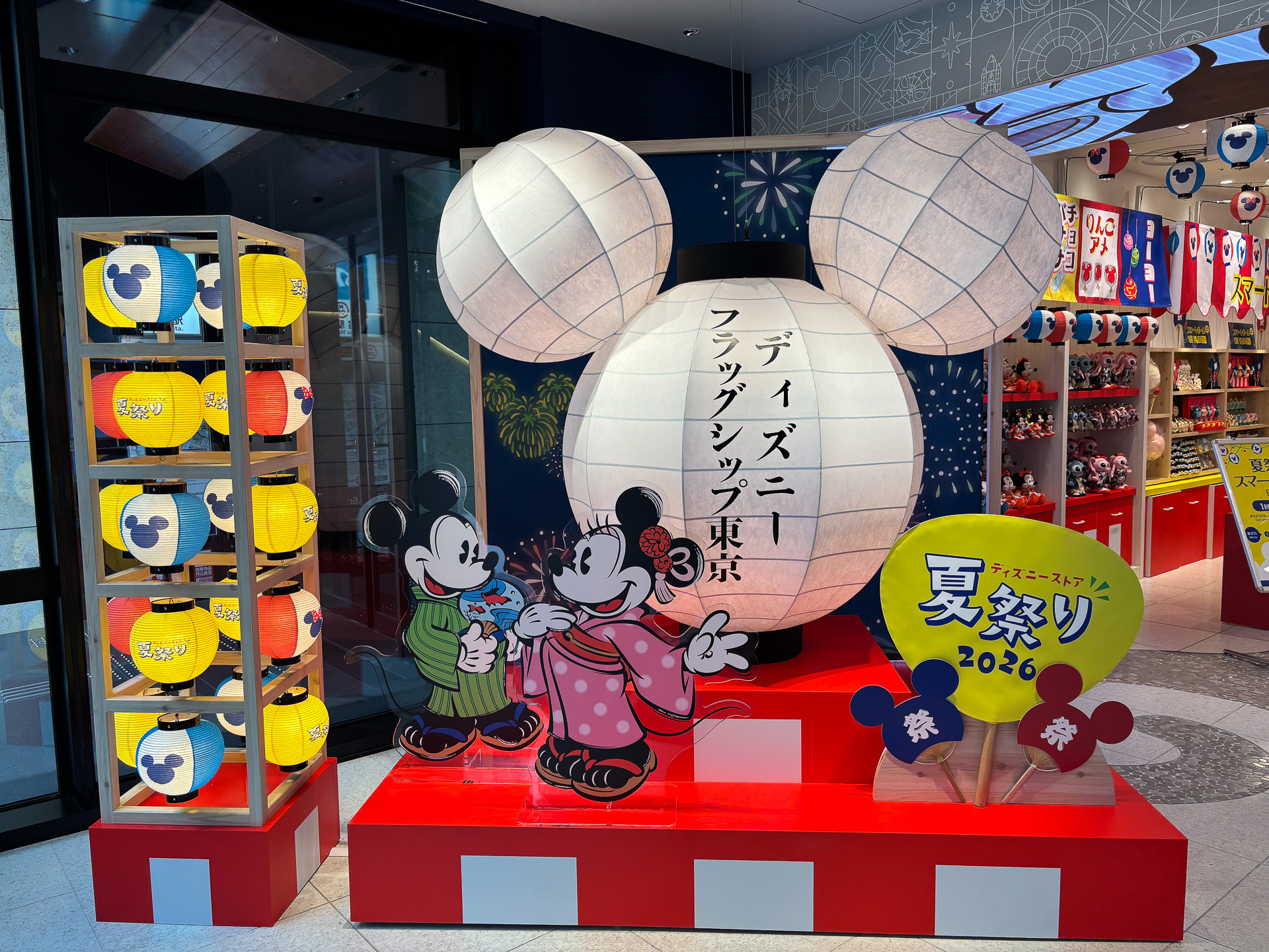 本日スタート！ 「ディズニーストア 夏祭り」の店内写真が到着。屋台
